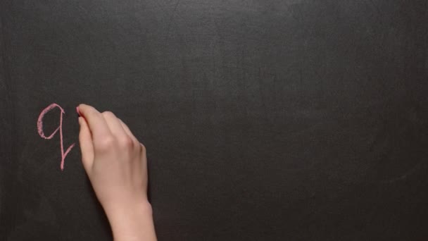 Karantänen är slut. En höger kvinnlig hand skriver ordet "karantän" med röd krita på en svart tavla och efter att ha slagit ut den med vit krita. Konceptuell kritritning — Stockvideo