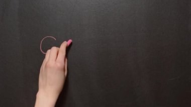 Kes şunu! Sol bir kadın eli, kara tahtaya kırmızı tebeşirle 