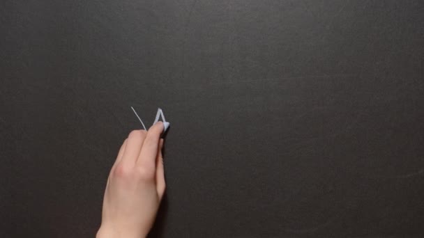 Världsnaturfonden. En hand skriver ordet med krita på en svart tavla. Konceptuell kritritning — Stockvideo