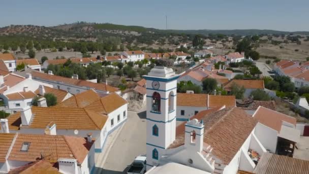 Беспилотник летает вокруг христианской церкви в Санта-Сусане в Португалии. Типичная португальская деревня — стоковое видео