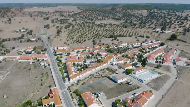 Aérien. Village portugais typique Santa Susana au Portugal vue d'en haut avec des images aériennes de drones survolant la ville — Video