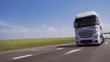 Dev tank kamyonunun ya da yakıt kamyonu sürücüsünün önü. Malların ve petrolün karadan teslimatı. Modern çağ, kirlilik kavramı. Kargo taşıma konsepti. Küresel ısınma fosil yakma sorunu.