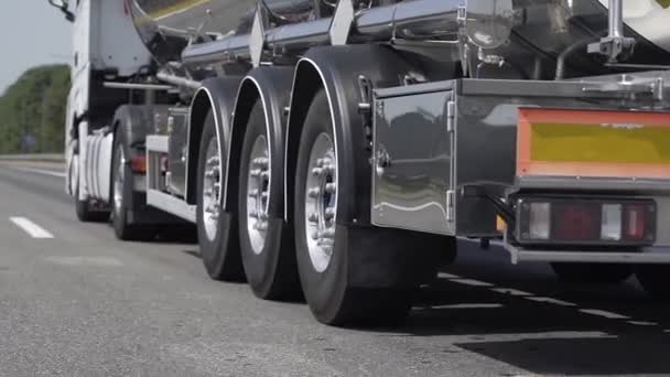 運転ガソリンタンカートラックの後ろの低角度ショット。貨物輸送の概念 — ストック動画