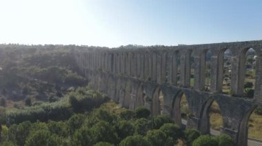 Portekiz, Tomar yakınlarında Antik Pego su kemeri. Lens parıltısıyla günbatımı güneşi. Drone 'dan video çekimi. Hava görünümü