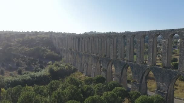 Antico acquedotto Pegoes vicino a Tomar, Portogallo. Sole al tramonto con bagliore della lente. Riprese video dal drone. Vista aerea — Video Stock