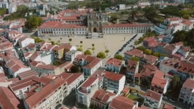Portekiz 'deki Alcobaca Manastırı veya Santa Maria de Alcobaca Manastırı' nın havadan görünüşü. Manastırın önündeki büyük meydan.