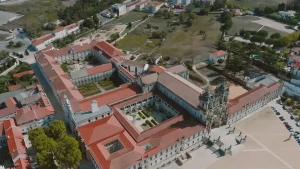 O Mosteiro de Alcobaca é um complexo monástico católico romano localizado na cidade de Alcobaca, no centro de Portugal, a cerca de 120 km a norte de Lisboa. . — Vídeo de Stock