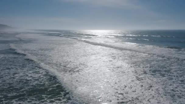 Ancora calma superficie dell'acqua di mare. Cielo e acqua perfetti dell'Oceano Atlantico — Video Stock