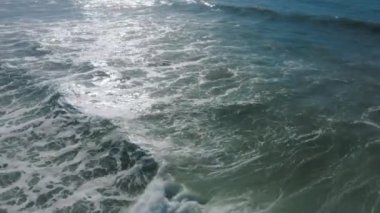 Yukarıdan gelen küçük bir dalga. Mavi turkuaz okyanusun üst hava manzarası
