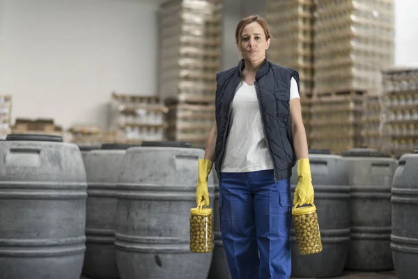 Женщина Работает Бутылками Зелеными Оливками Ферментационной Промышленности — стоковое фото