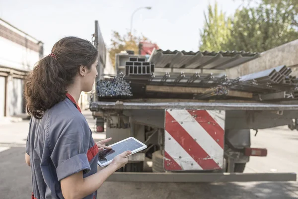 Mujer Trabajadora Buscando Carga Camión Fábrica Hierro — Foto de Stock