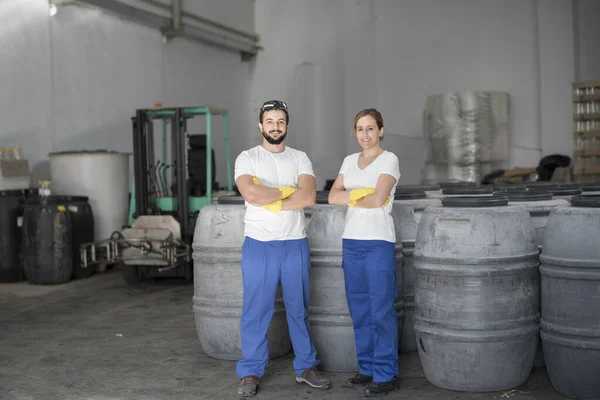 Pareja Trabajadores Fábrica Barriles Aceitunas Mirando Cámara — Foto de Stock