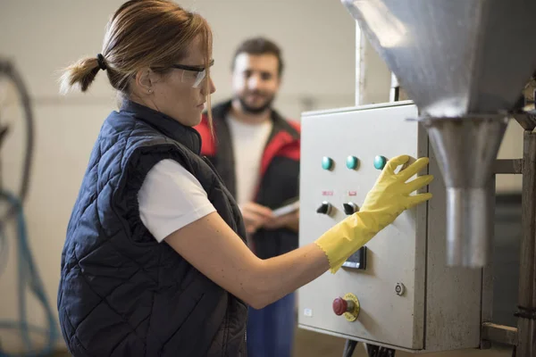 Electricista Mujer Fábrica Que Mira Panel Hombre Fondo Que Mira — Foto de Stock