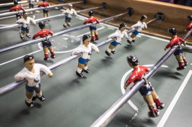 Kapalı açı çerçeveli masa futbolu kapalı alanda.