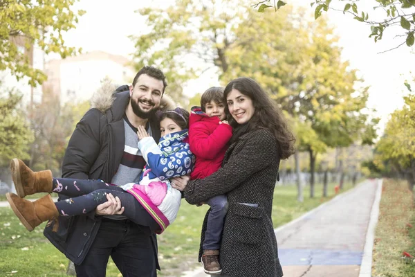 Herbstbild Der Glücklichen Vierköpfigen Familie Öffentlichen Park — Stockfoto