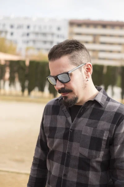 Homem Legal Com Óculos Sol Posando Parque Com Camisa Xadrez — Fotografia de Stock