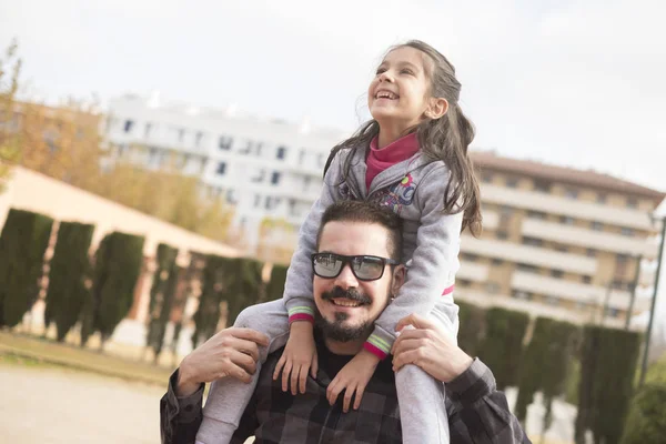 Glücklicher Vater Und Tochter Spielen Park — Stockfoto