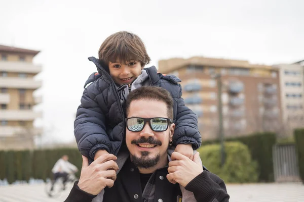 Mittlerer Erwachsener Vater Mit Kleinem Jährigen Sohn — Stockfoto