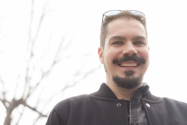 Homem Barbicha Sorridente Retrato Sorrindo Para Câmera Com Óculos Sol — Fotografia de Stock