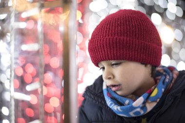 Küçük çocuk gece lambaları arıyor.