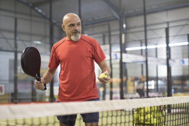 Son sınıf öğrencisi mahkemede raket oynuyor.