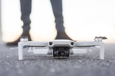 Zeminde drone ve arka planda insan bacakları