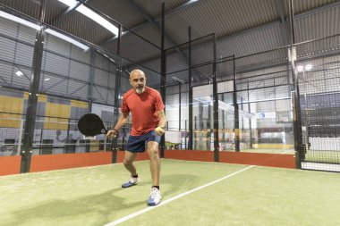 Son sınıf öğrencisi mahkemede raket oynuyor.
