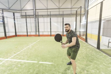 Raket tenisçisi sahada oynamaya hazır.