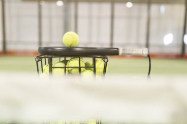 Mahkemede raket, top ve basket.