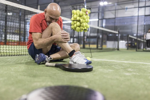 Senior hombre jugando pádel tenis en la corte — Foto de Stock