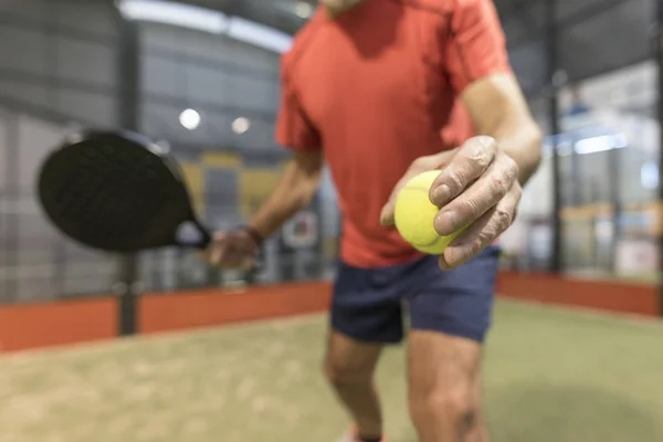 Son sınıf öğrencisi mahkemede raket oynuyor.