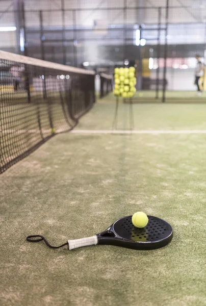 网球场上的网球拍和球 — 图库照片