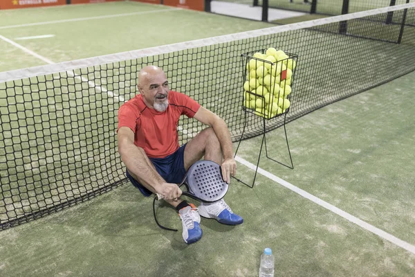 Senior hombre jugando pádel tenis en la corte — Foto de Stock