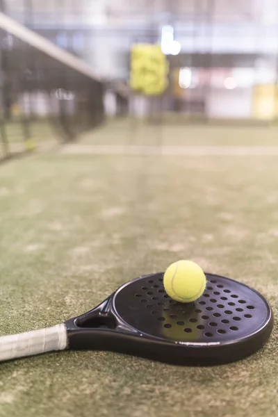 Теннисная ракетка и мячи в корте — стоковое фото