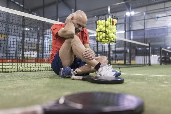 Senior hombre jugando pádel tenis en la corte — Foto de Stock