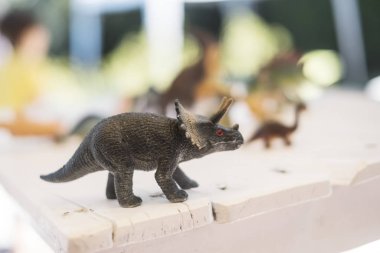 oyuncak dinozor masada, triceratops kuklası