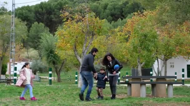 Ευτυχισμένη Οικογένεια Στο Πάρκο Τρέχει Προς Εμπρός Στην Κάμερα — Αρχείο Βίντεο