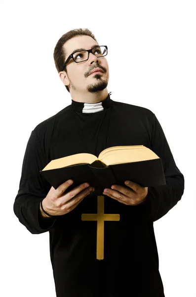 Sacerdote Lendo Bíblia Olhando Para Cima Isolado Sobre Fundo Branco — Fotografia de Stock