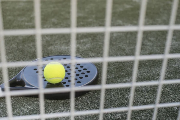 Paddel tennisföremål i domstol, racket, bollar och staket — Stockfoto