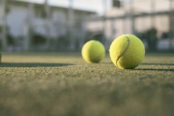 Wiosłować przedmioty tenisowe w korcie, na zewnątrz piłki — Zdjęcie stockowe