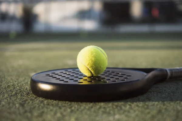 テニスコートのパドルラケットとボールの詳細 — ストック写真