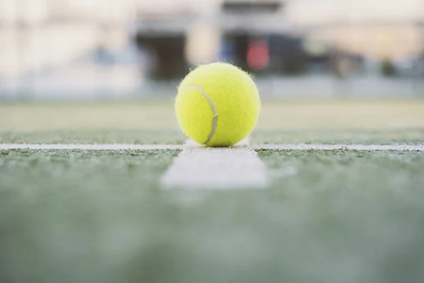 Весло тенісні об'єкти в суді, м'яч на лінії на відкритому повітрі — стокове фото
