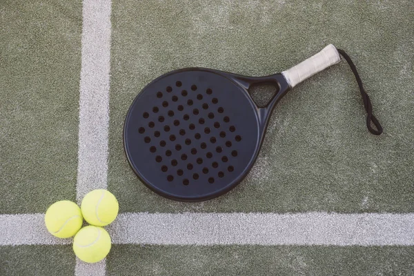 Mahkemede raket tenis nesneleri