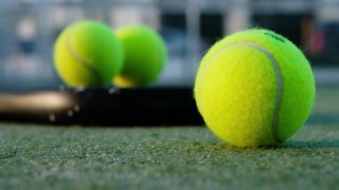 Raket tenis sahasında hayat devam ediyor