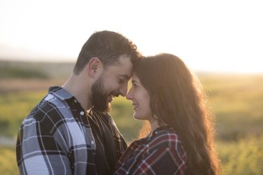 Baharda gün batımında 30 'lu yaşlarda çift portresi.