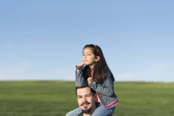 Moderner Vater Mit Tochter Auf Schultern Frühlingsfeld — Stockfoto