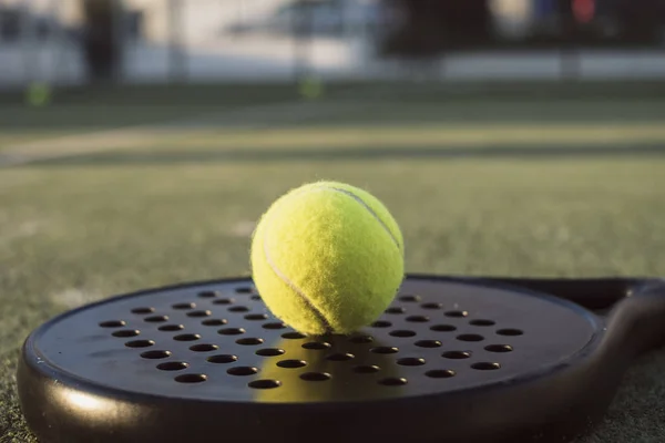 コート ラケット ボールのパドルテニスオブジェクトのクローズアップビュー — ストック写真