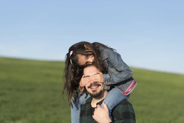 Moderner Vater Mit Tochter Auf Schultern Frühlingsfeld — Stockfoto