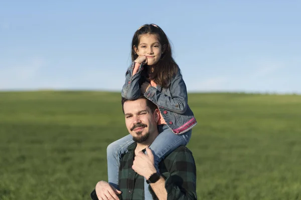 Moderner Vater Mit Tochter Auf Schultern Frühlingsfeld — Stockfoto