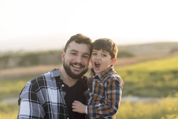 Vater Und Sohn Porträtieren Sich Draußen Vor Der Kamera — Stockfoto